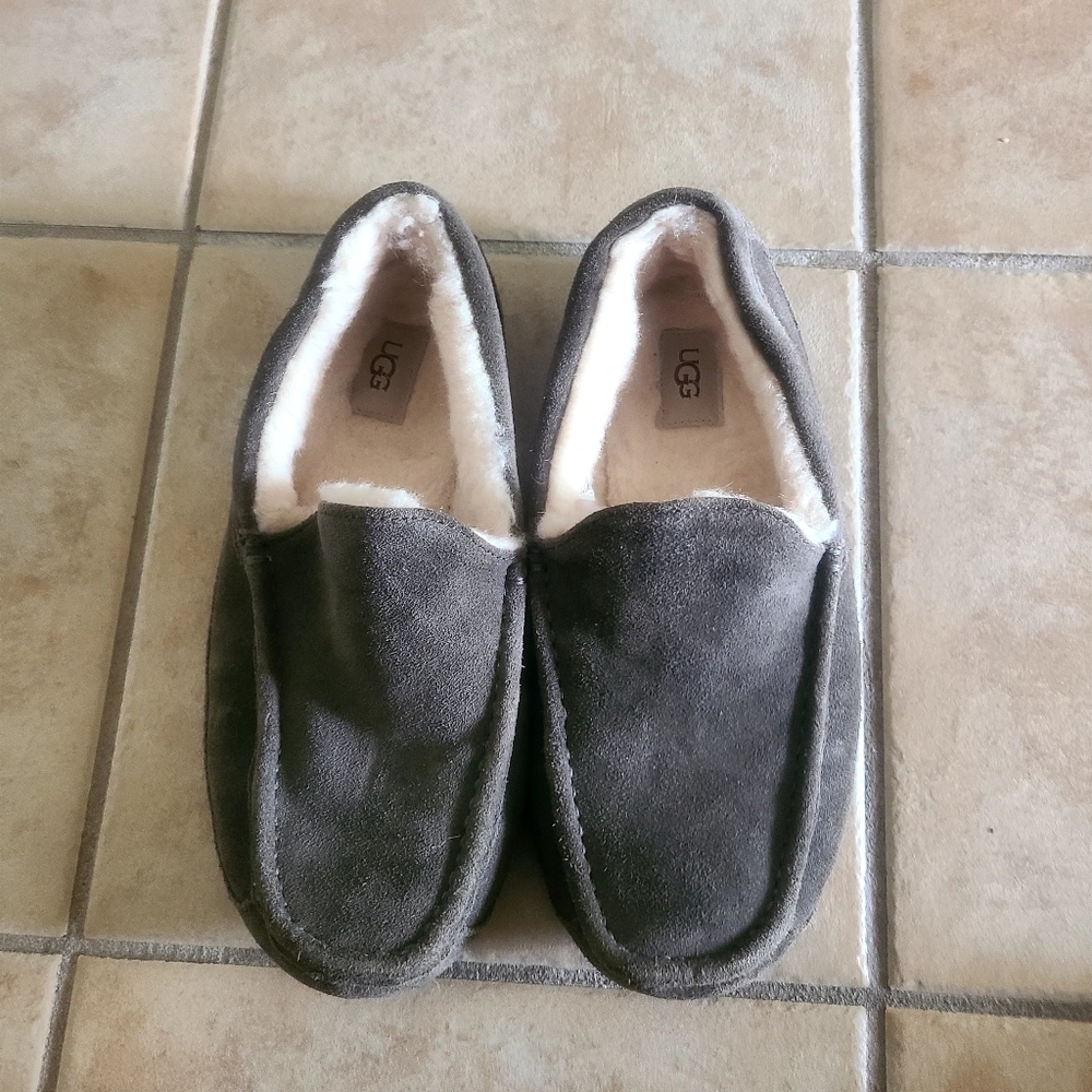 UGG ascot slippers Men's size 11